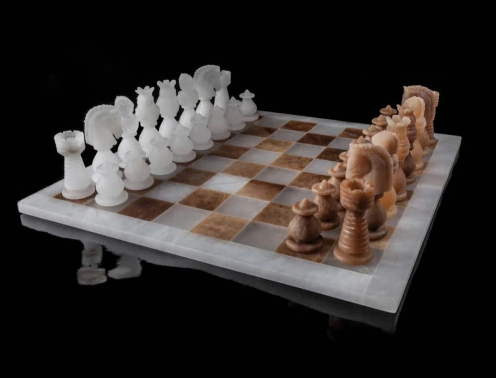 Jeu D'Échecs En Albâtre Blanc Et Agate