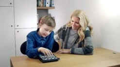 Millennium Europe Chess Champion -Internationalité Échecs Magasin M800 mother and boy playing checkers 1920x1920 1