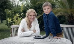 Millennium Europe Chess Champion -Internationalité Échecs Magasin M800 mother and boy playing chess outdoor 2 1920x1920 1