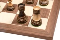 Échiquier Avec Pièces En Bois Brûlé -Internationalité Échecs Magasin echiquier bois brule tours