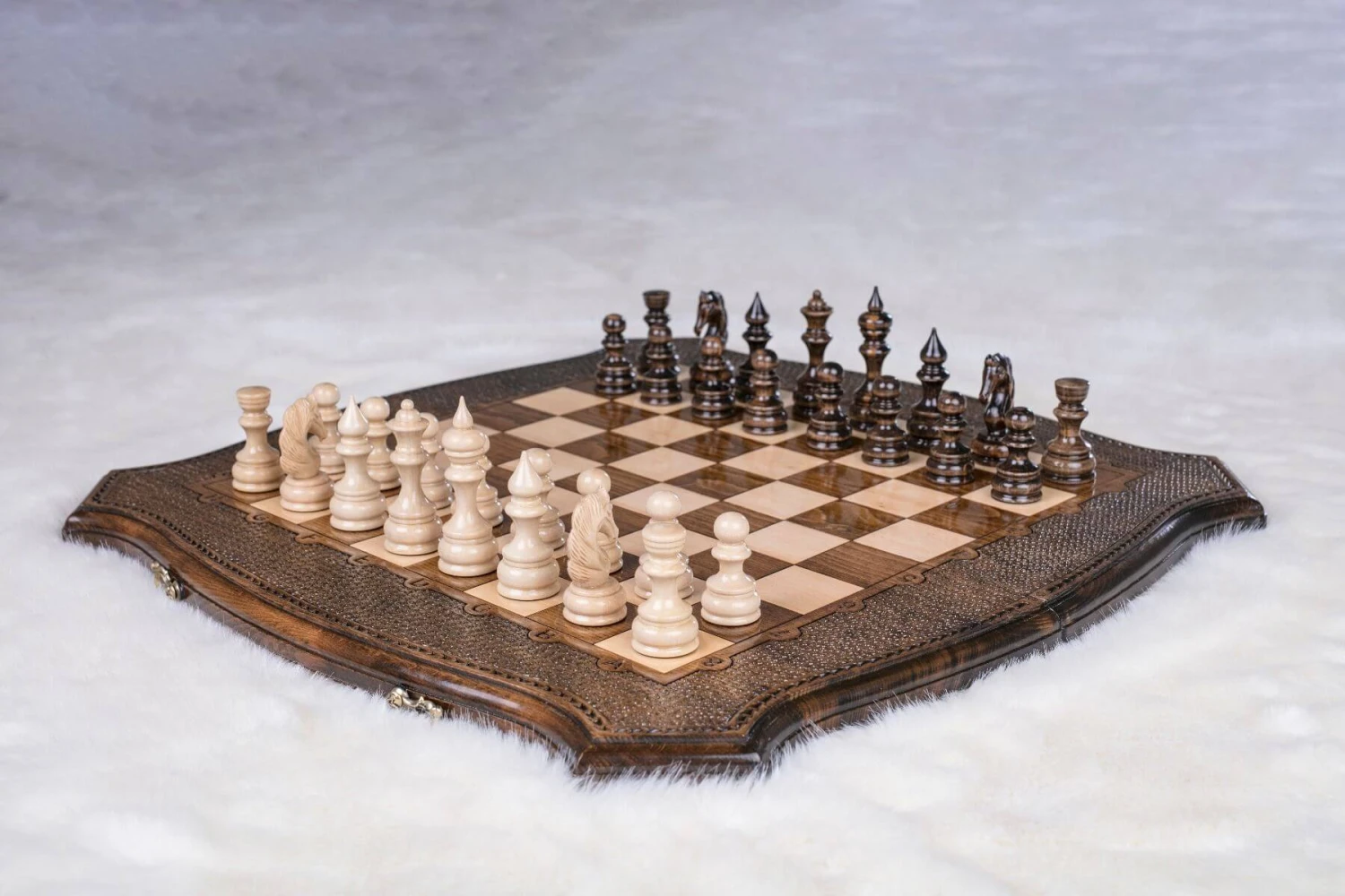 Échiquier En Bois Foncé Et Son Jeu D'Échecs 3 Échiquier En Bois Foncé Et Son Jeu D'Échecs