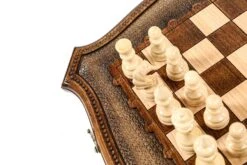 Échiquier En Bois Sculpté Et Son Jeu D'Échecs -Internationalité Échecs Magasin echiquier bois sculpte hetre