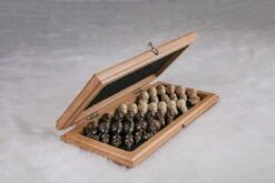 Échiquier En Hêtre Et Son Jeu D'Échecs En Noyer -Internationalité Échecs Magasin echiquier hetre jeu echecs noyer pion