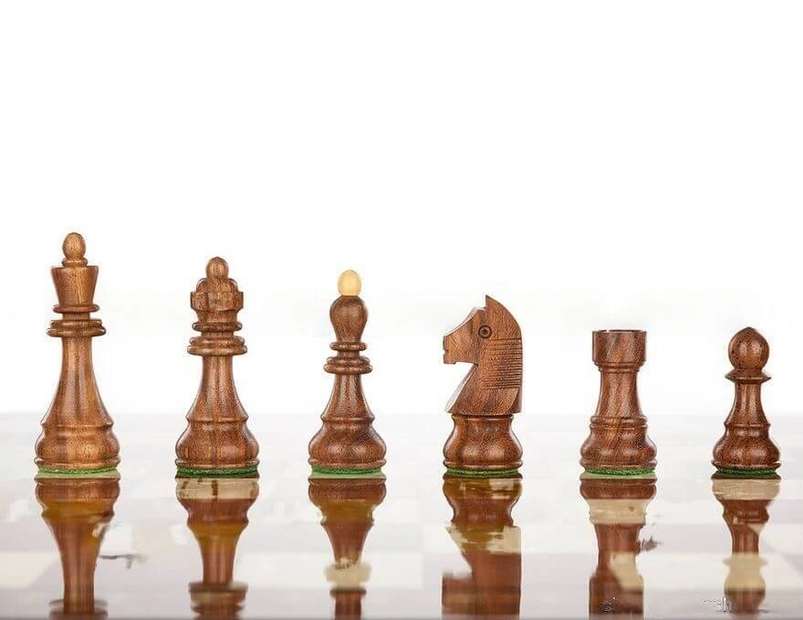 Échiquier Indémodable En Bois De Noyer 4 Échiquier Indémodable En Bois De Noyer – Image 2