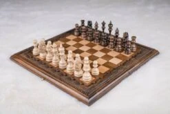 Échiquier En Bois De Hêtre Laqué Et Son Jeu D'Échecs