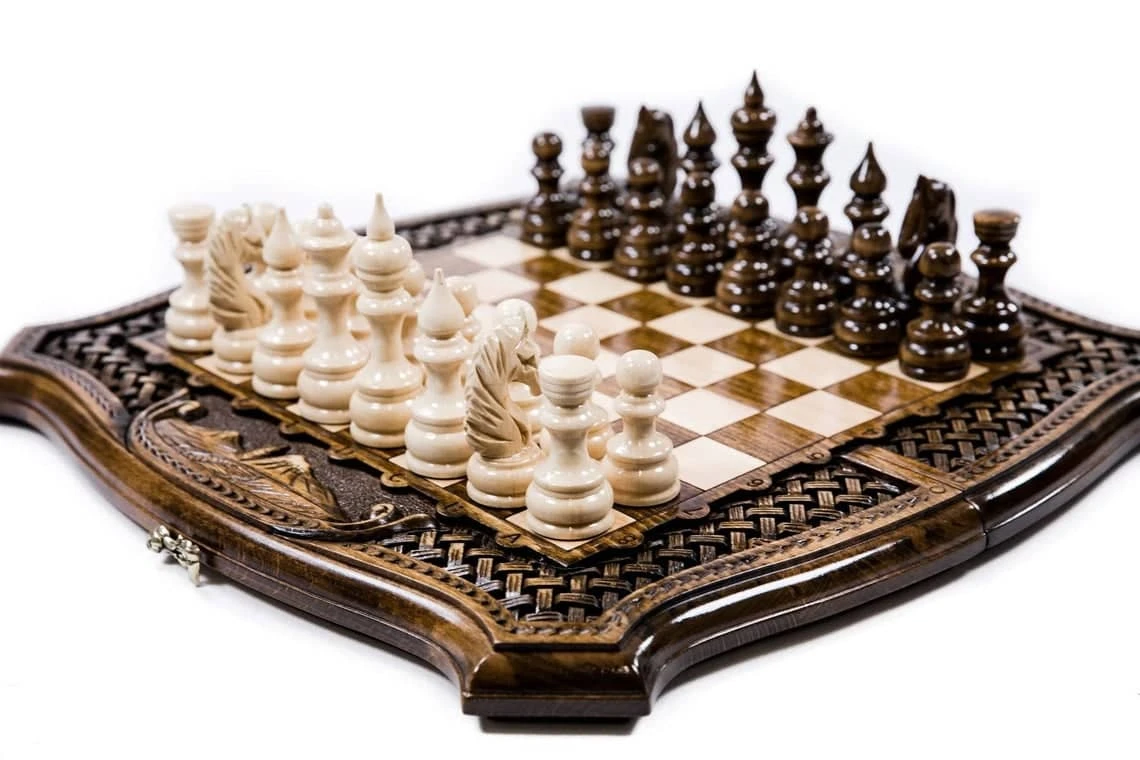 Échiquier Et Jeu D'Échecs Avec Paysage Sculpté 6 Échiquier Et Jeu D'Échecs Avec Paysage Sculpté – Image 4