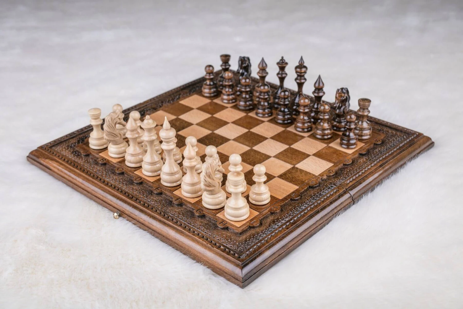 Échiquier Marron Et Son Jeu D'Échecs 3 Échiquier Marron Et Son Jeu D'Échecs