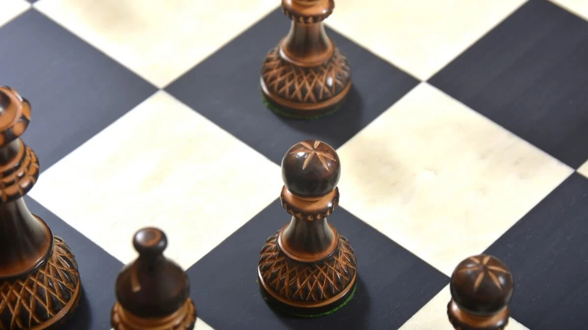 Pièces D'Échecs Artisanales En Bois Brûlé 10 Pièces D'Échecs Artisanales En Bois Brûlé – Image 8