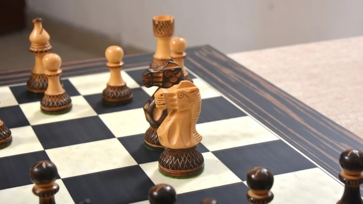 Pièces D'Échecs Artisanales En Bois Brûlé 11 Pièces D'Échecs Artisanales En Bois Brûlé – Image 9