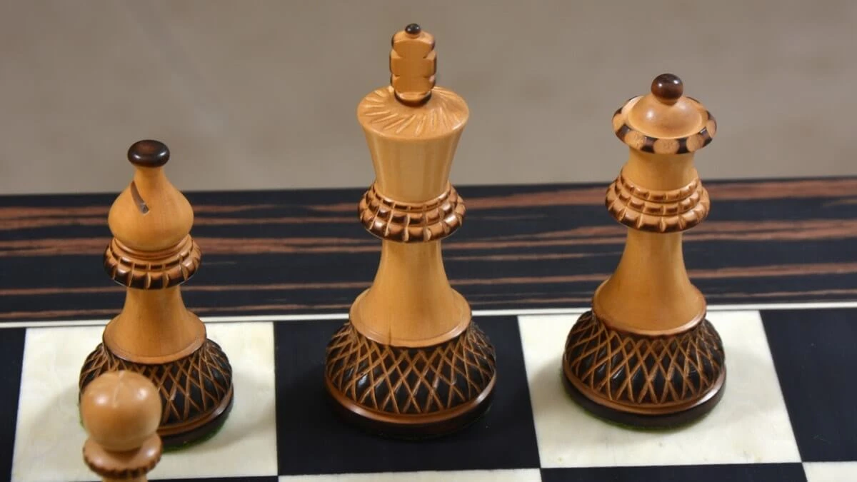 Pièces D'Échecs Artisanales En Bois Brûlé 13 Pièces D'Échecs Artisanales En Bois Brûlé – Image 11