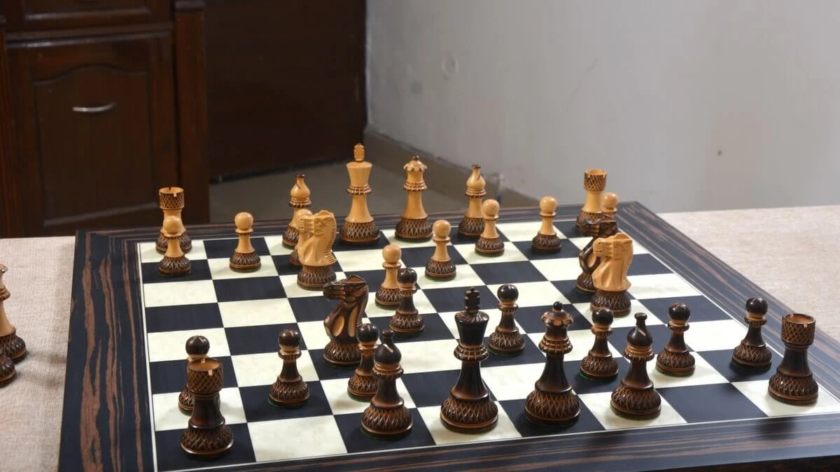 Pièces D'Échecs Artisanales En Bois Brûlé 16 Pièces D'Échecs Artisanales En Bois Brûlé – Image 14