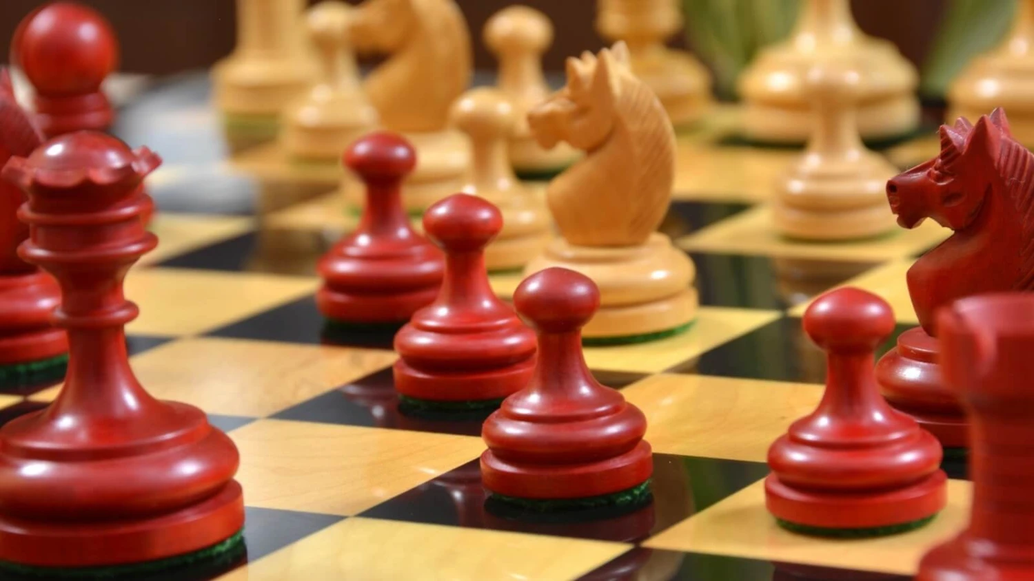 Pièces D'Échecs Rouges En Bois 9 Pièces D'Échecs Rouges En Bois – Image 7