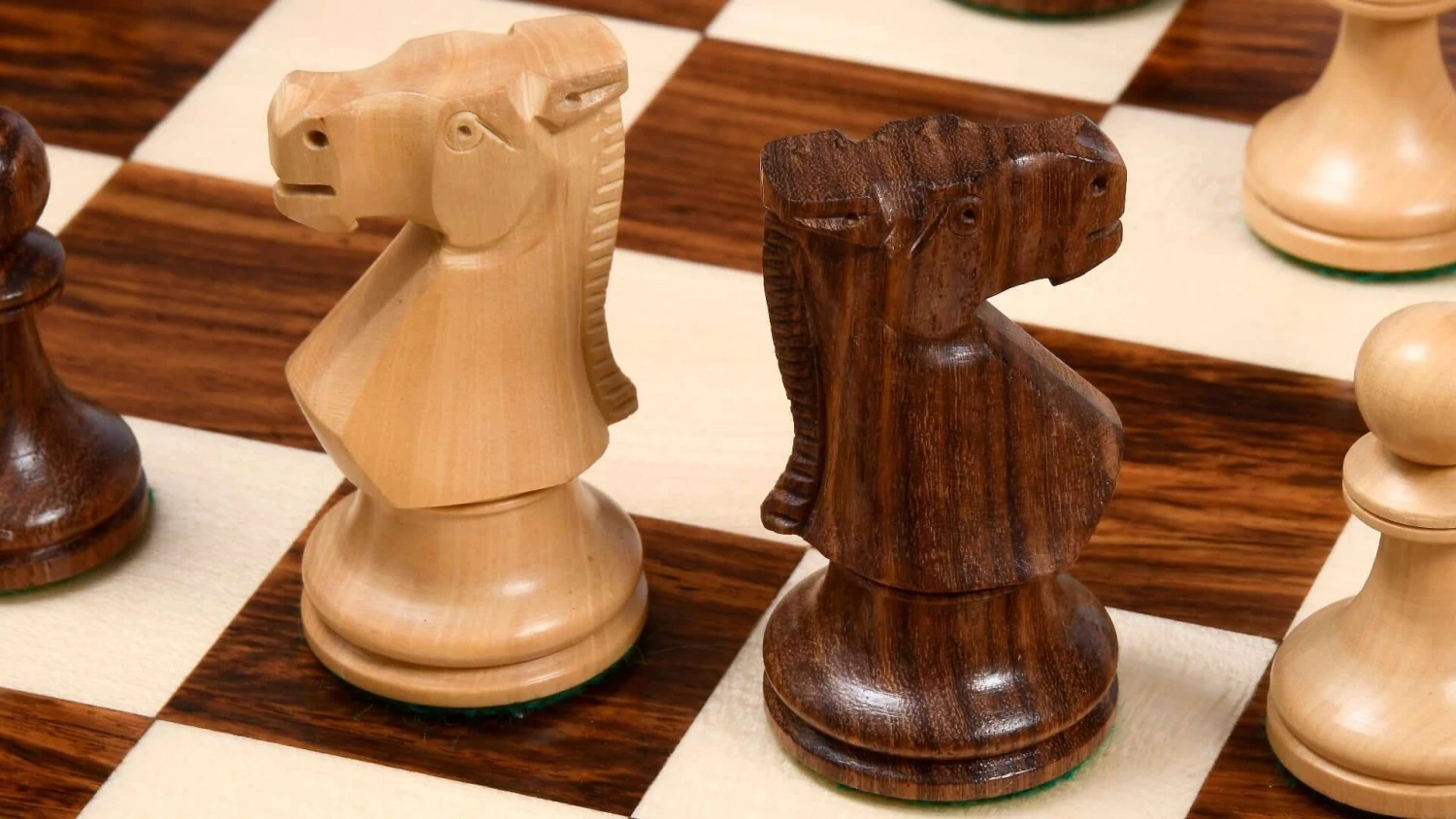 Vieux Jeu D'Échecs En Bois 7 Vieux Jeu D'Échecs En Bois – Image 5